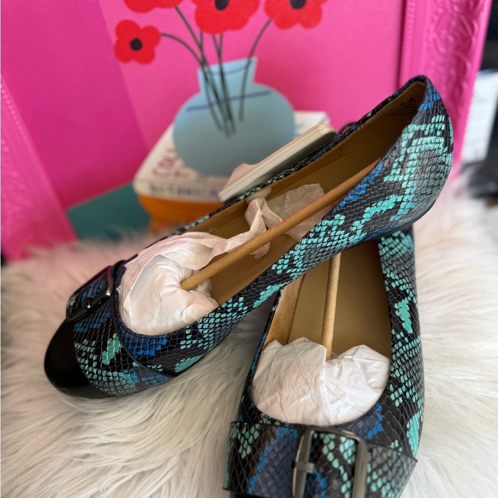 Naturalizer Black and Blue Flats with Elegant Slip-On Design